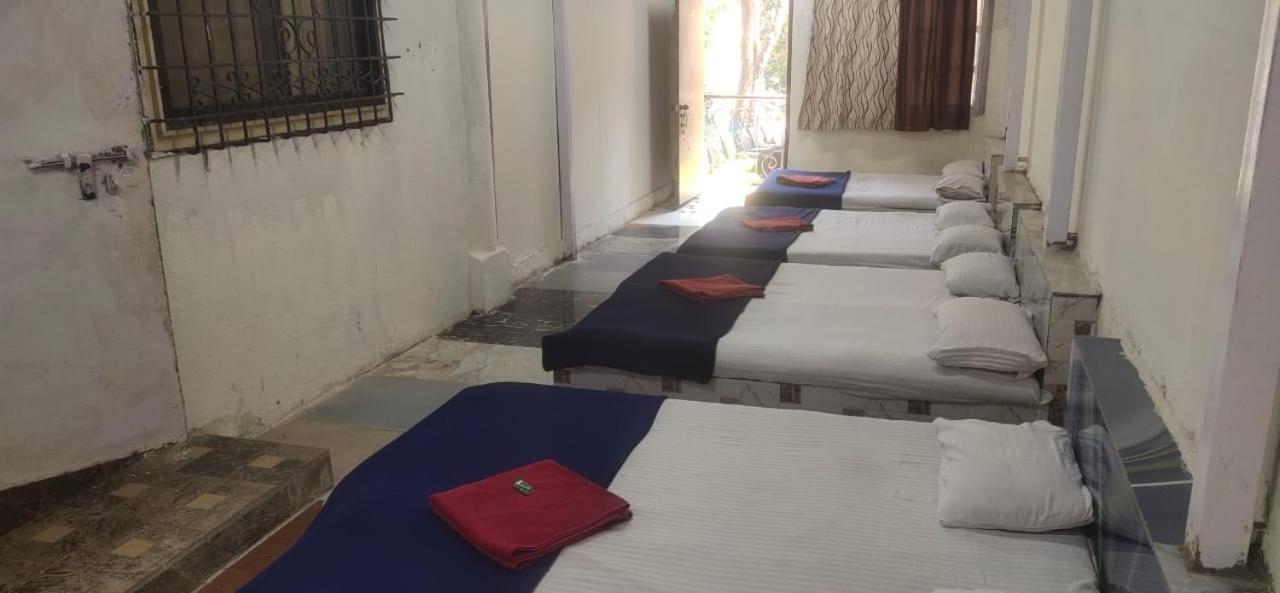 Hilltone Veg Non Veg Matheran Otel Dış mekan fotoğraf